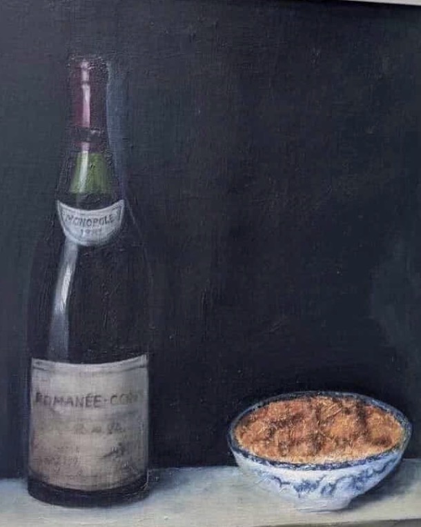 Nature morte en clair-obscur avec bouteille de vin et bol à motifs.